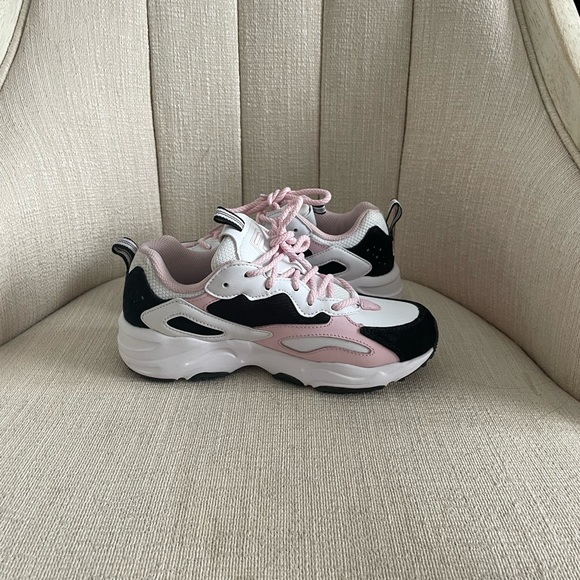 Black/White/Pink Fila shoes size 6.5 worn a few times, in good condition - Picture 3 of 4